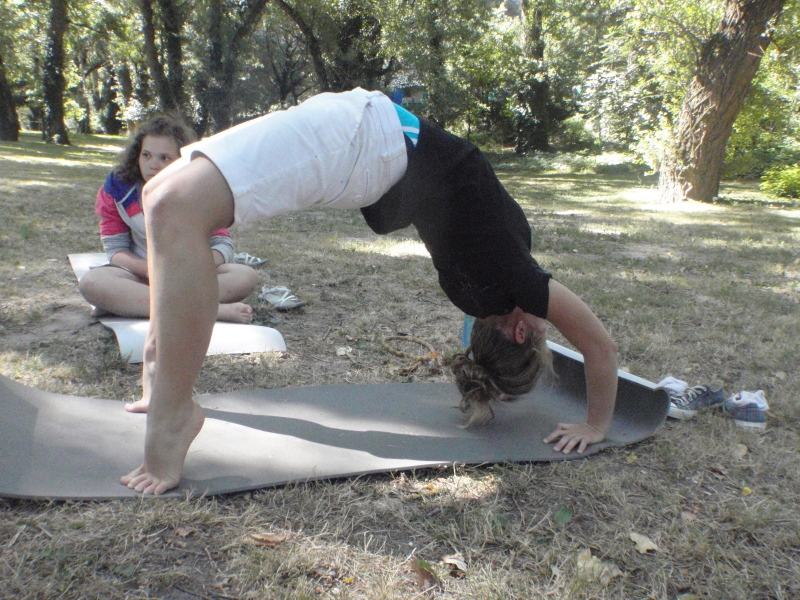 Village Camps International Summer Camp Ard&egrave;che, France 2019-07-26 https://www.villagecamps.com/journals_admin/images/72-23-Emma shows us bend backs.jpg